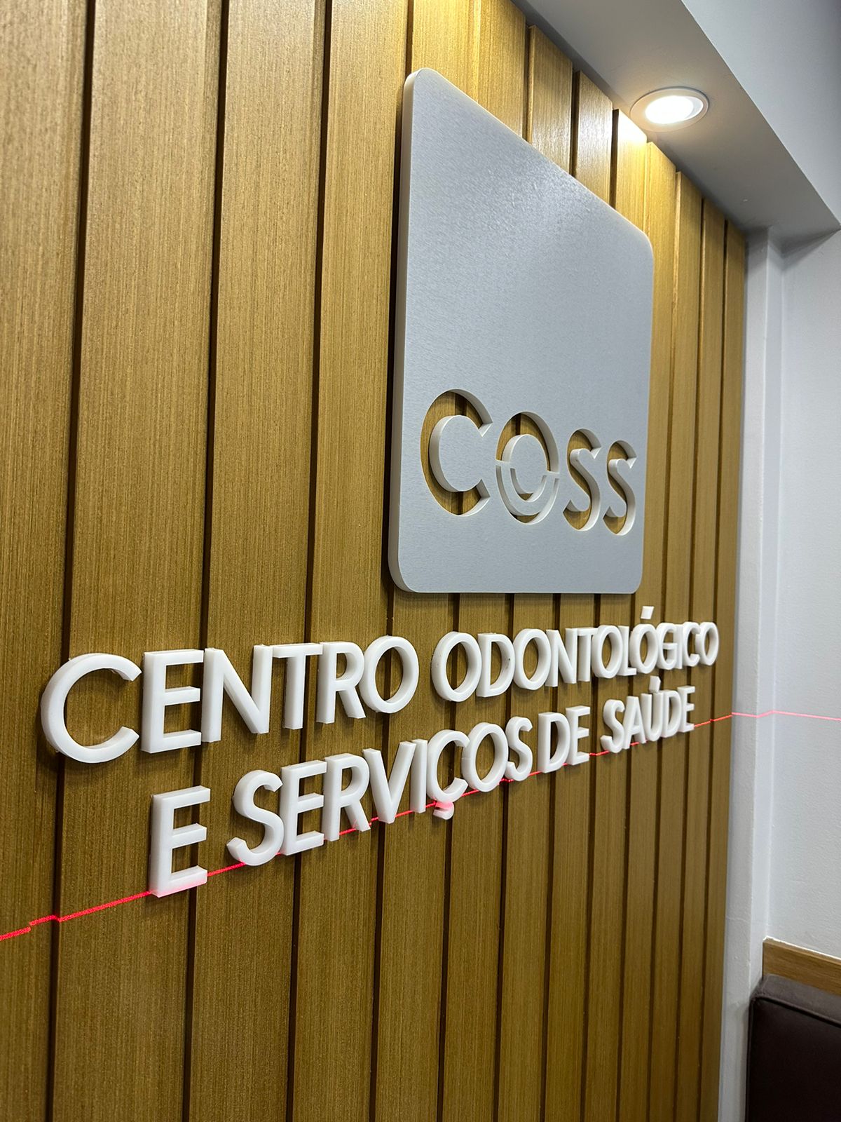 Letras na parede da empresa COSS