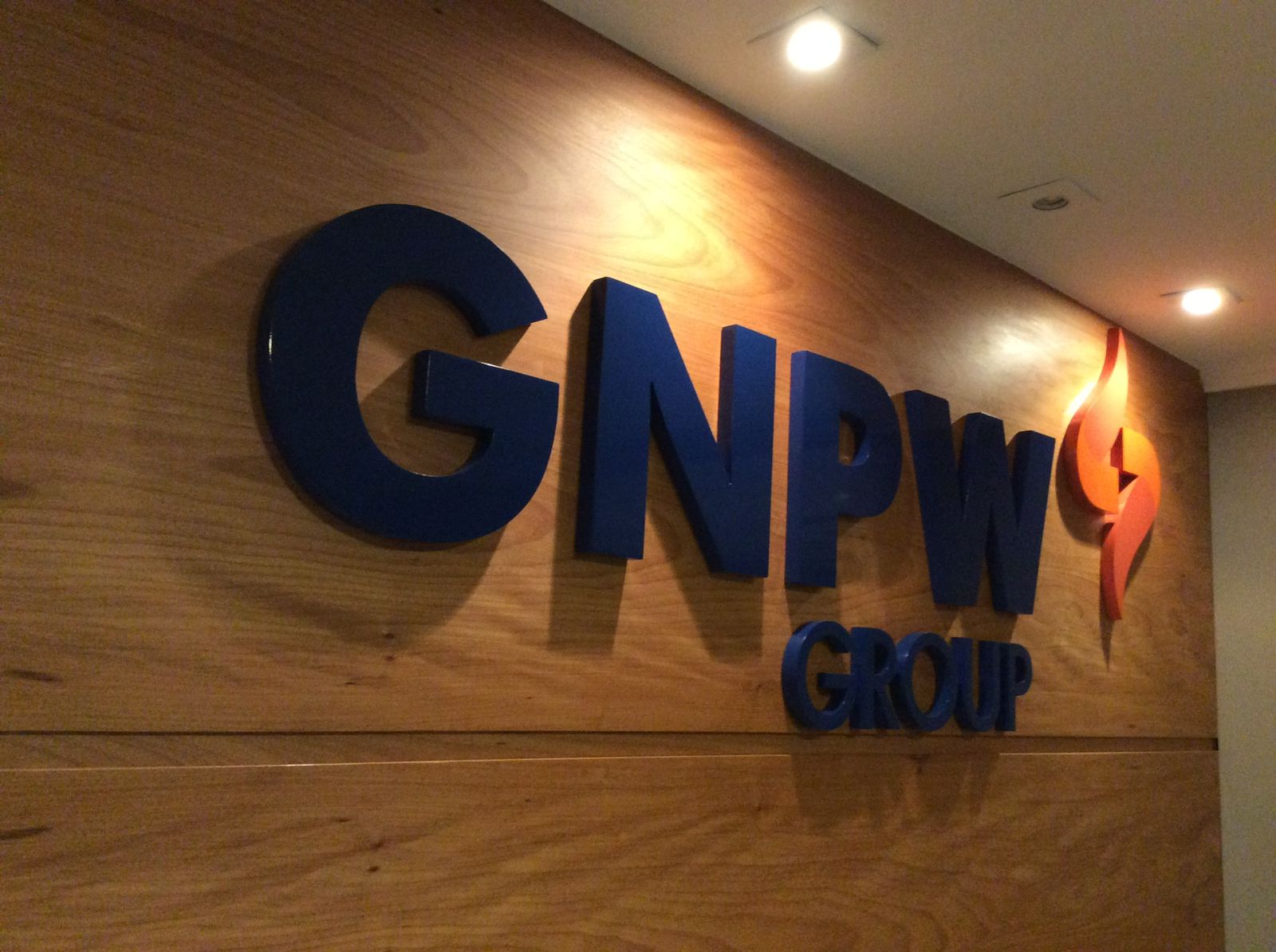 Letras na parede da empresa GNPW