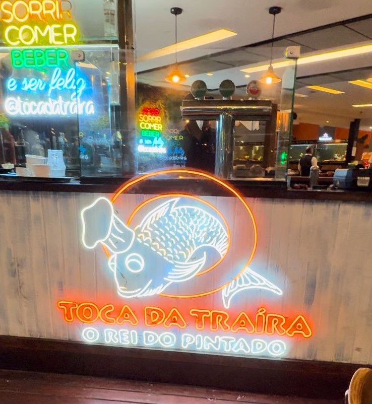 Totem em led para o restaurante Toca da Traíra